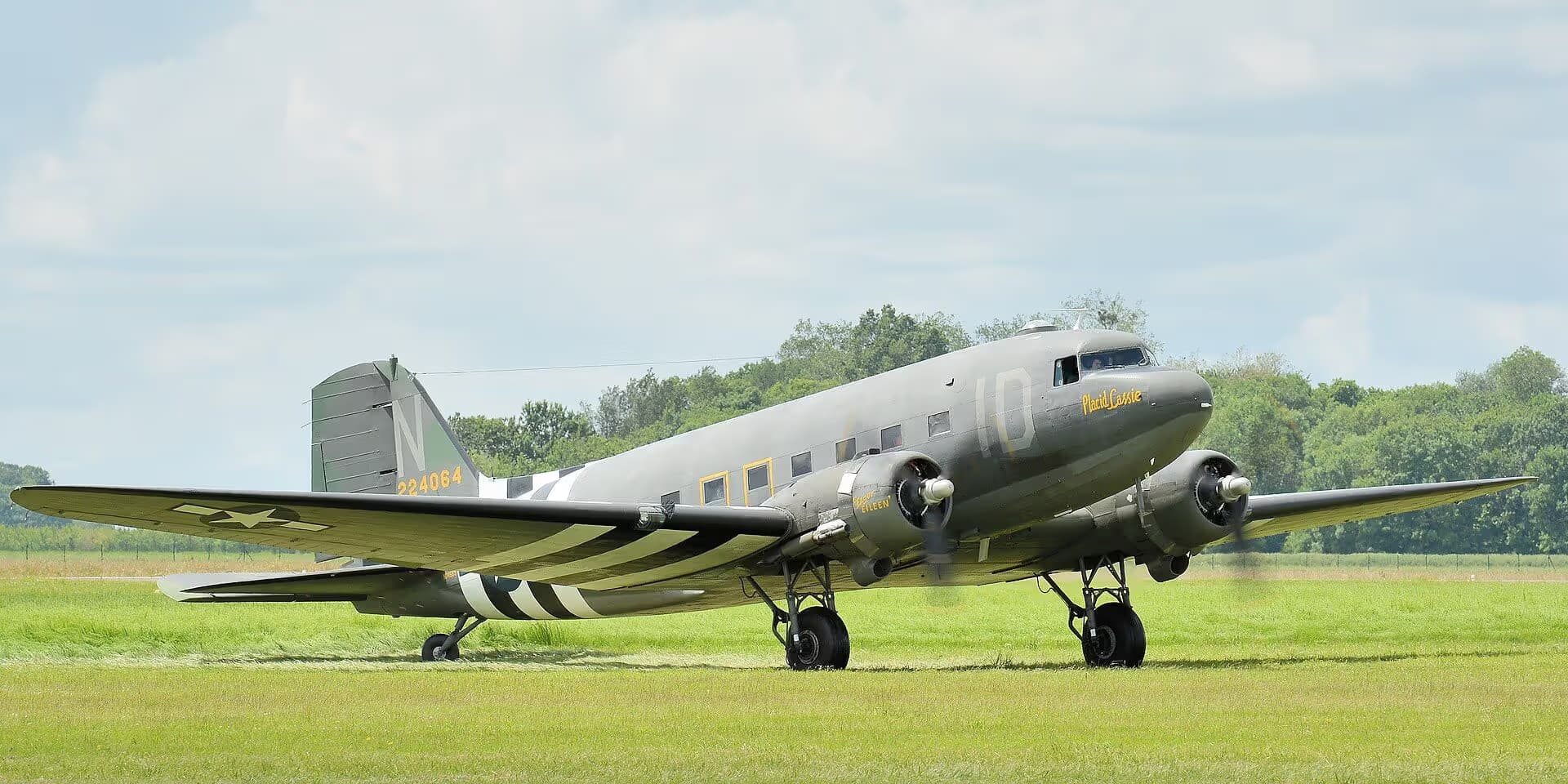 Unidentified — Twin-engine aircraft