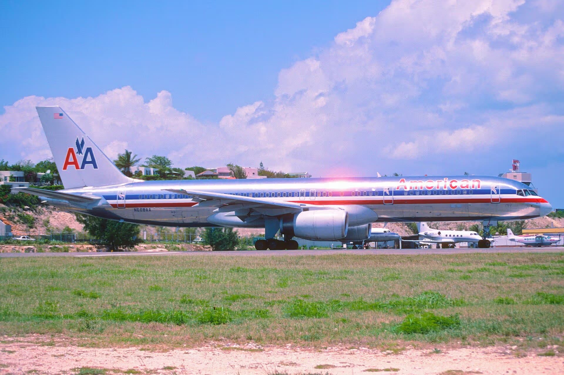 N668AA — Twin-engine aircraft