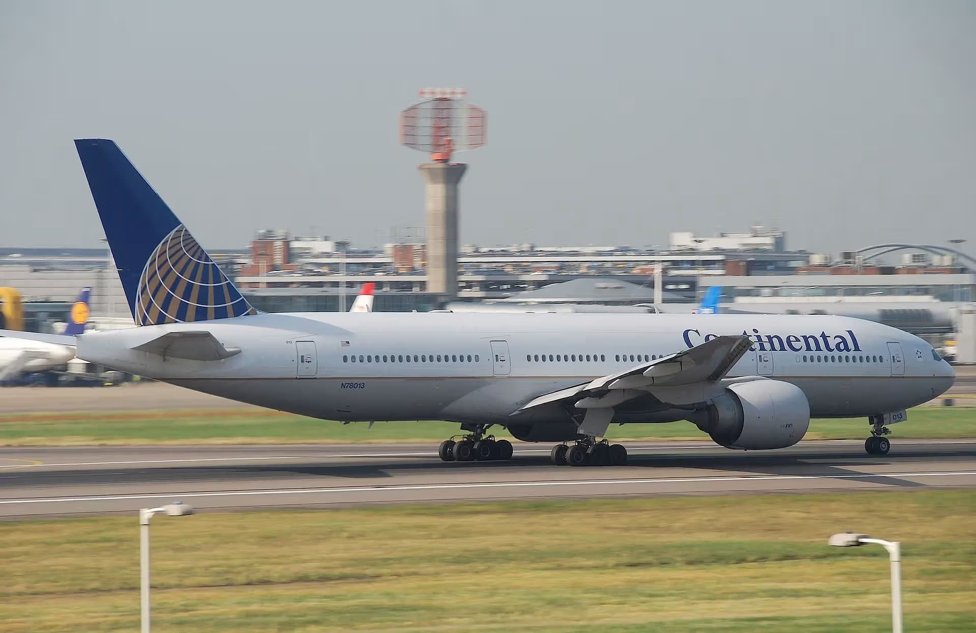 N78013 — Twin-engine aircraft