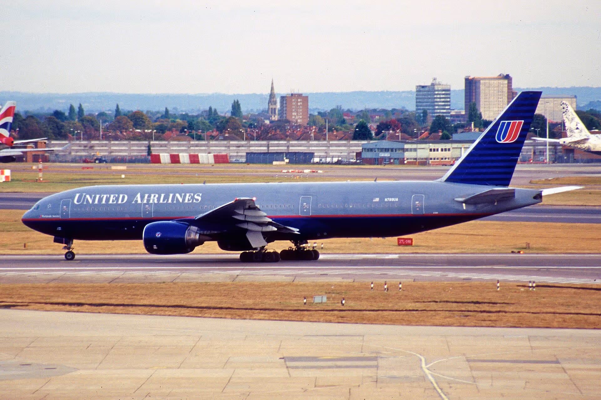 N789UA — Twin-engine aircraft