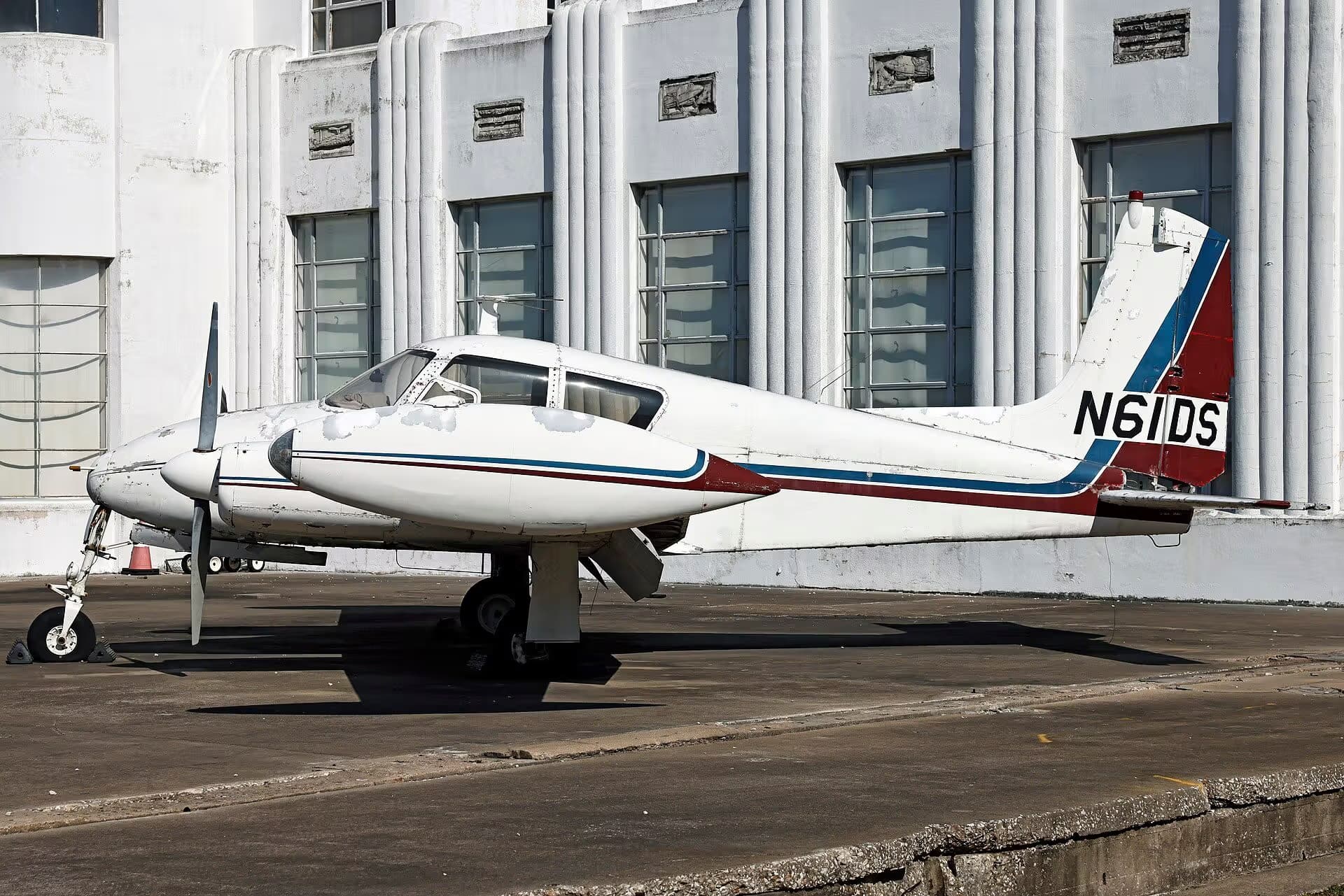 N61DS — Twin-engine aircraft