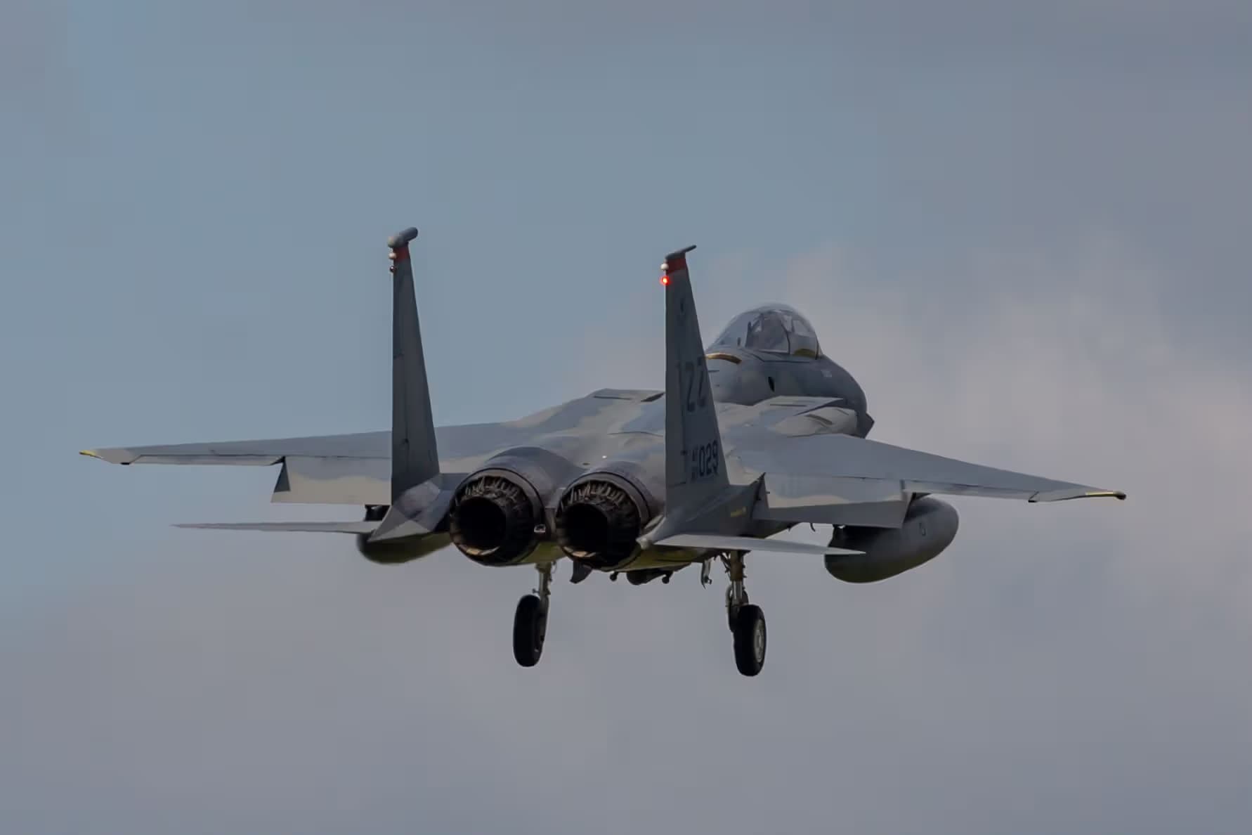 Unidentified — Twin-engine aircraft