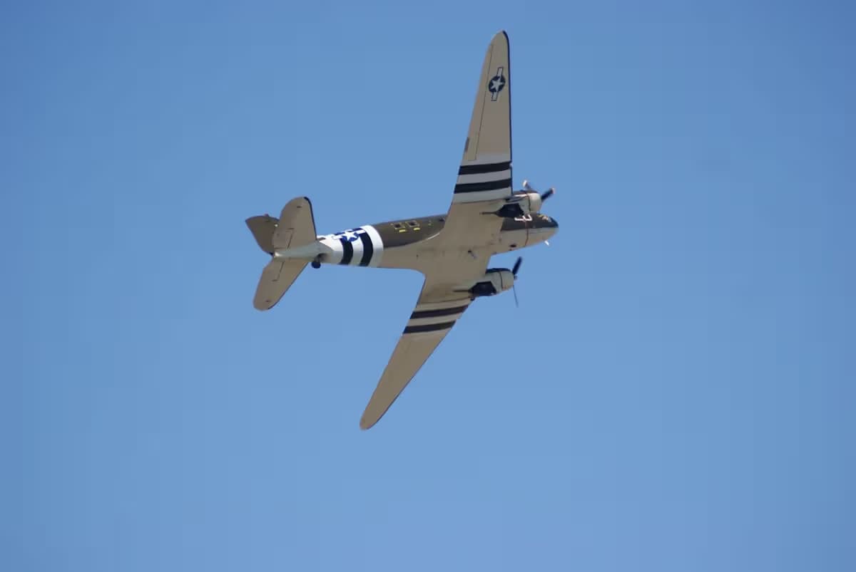 Unidentified — Twin-engine aircraft