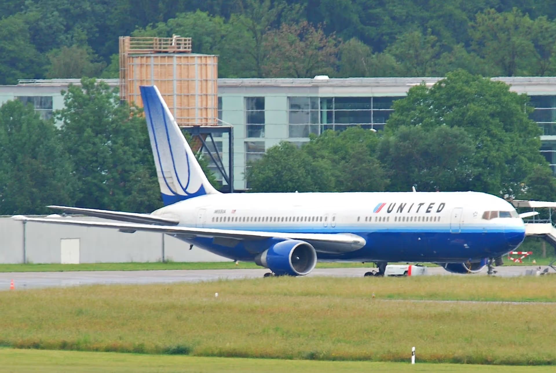 N655UA — Boeing