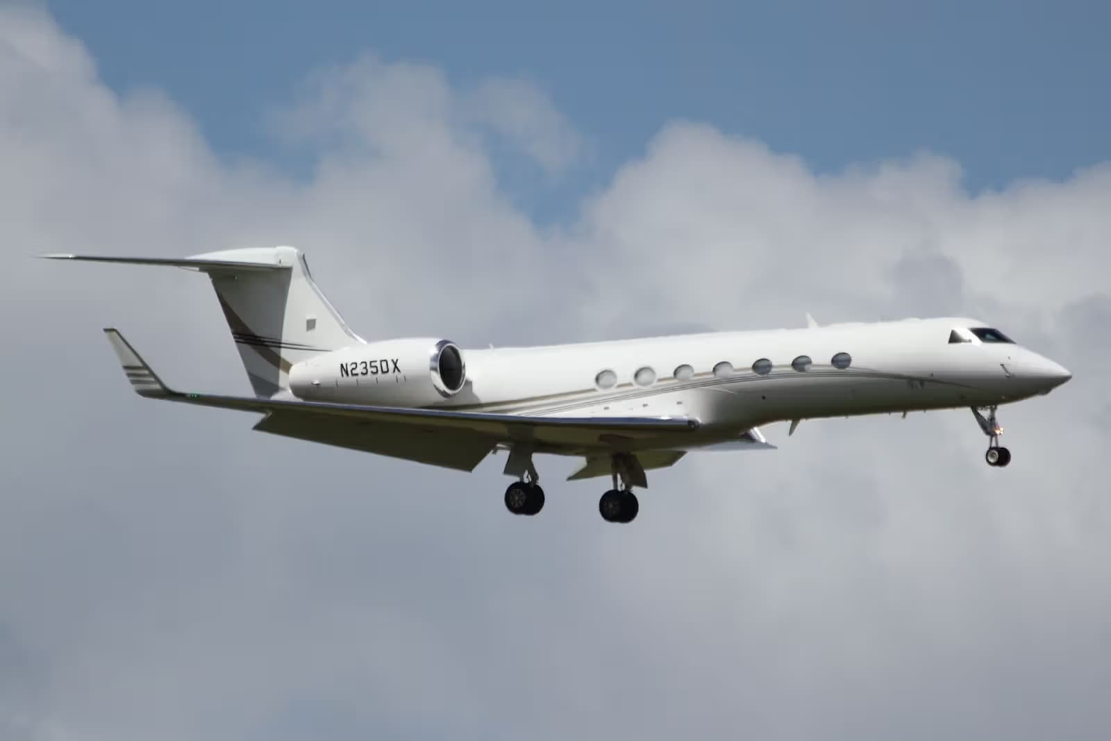 N235DX — Business jet