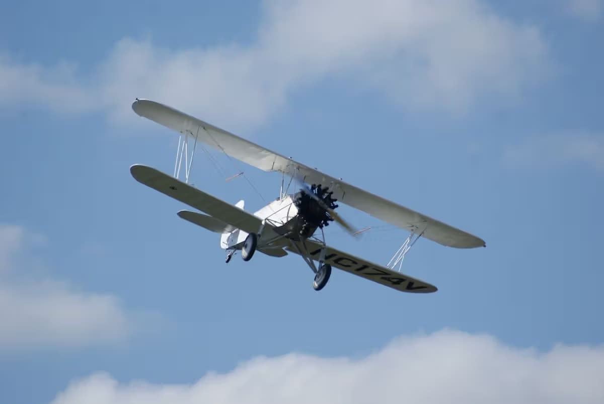 Unidentified — Single-engine aircraft