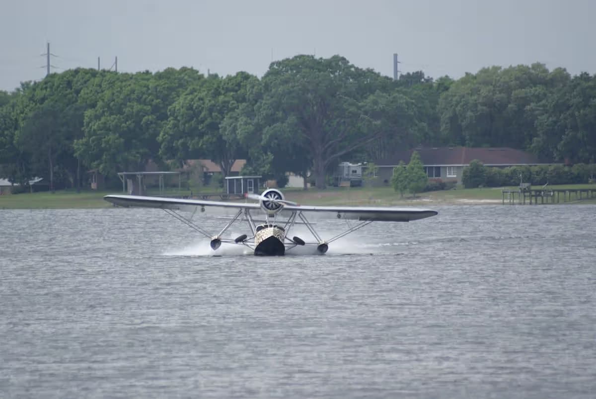Unidentified — Single-engine aircraft