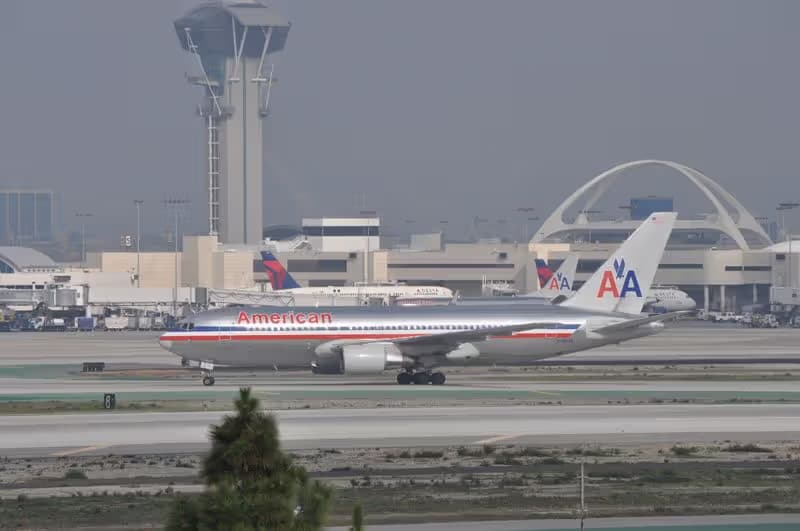 N330AA — Twin-engine aircraft