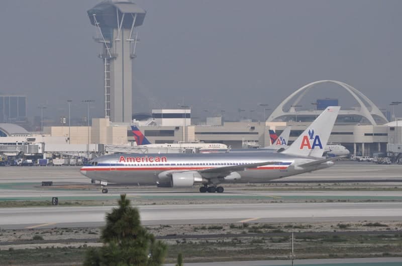 N330AA — Twin-engine aircraft