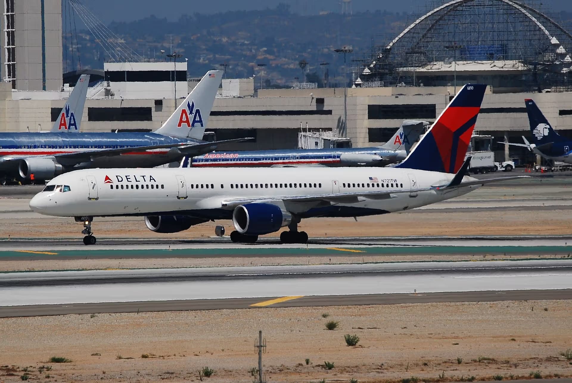 N721TW — Twin-engine aircraft