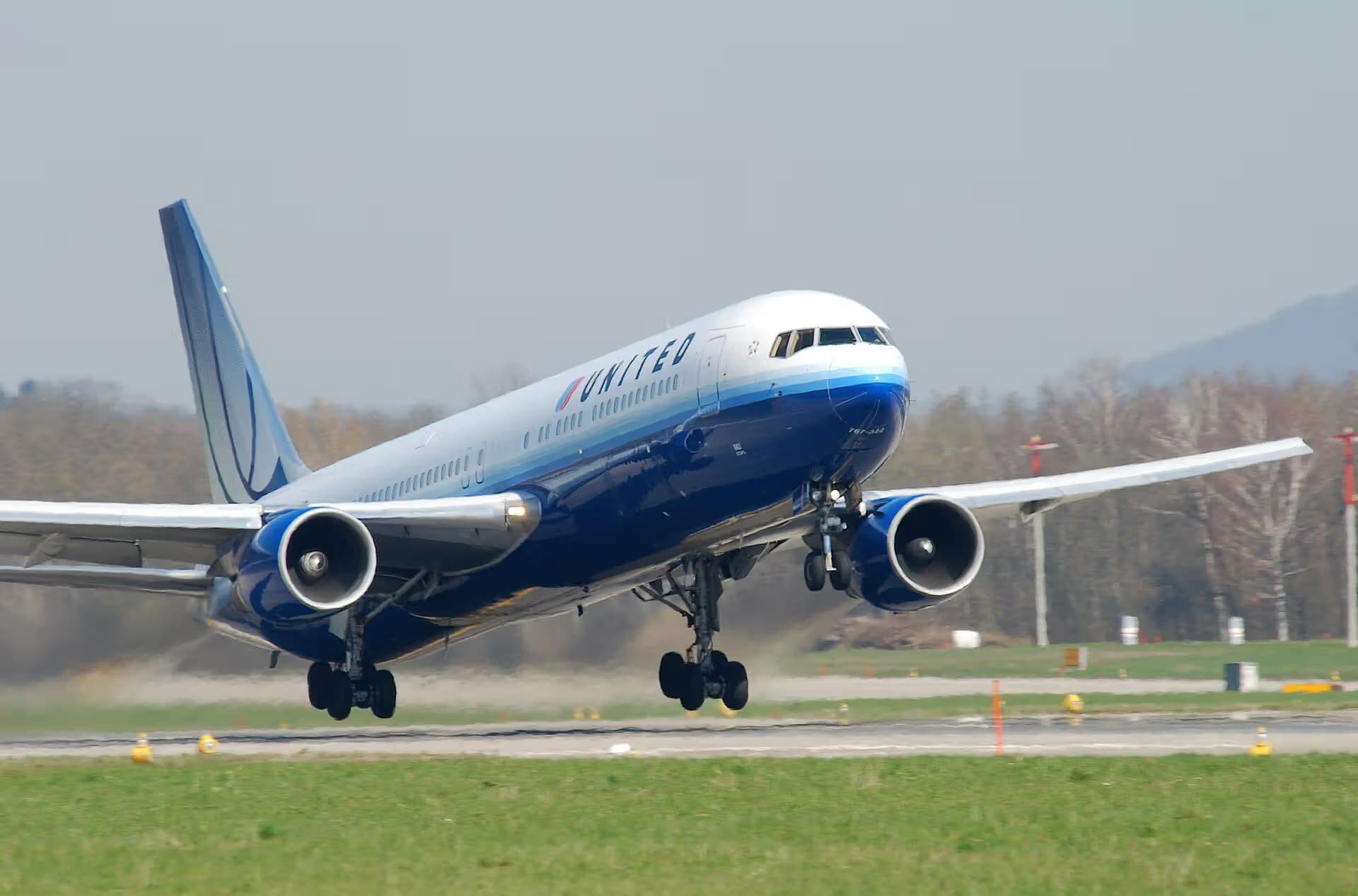 N663UA — Twin-engine aircraft