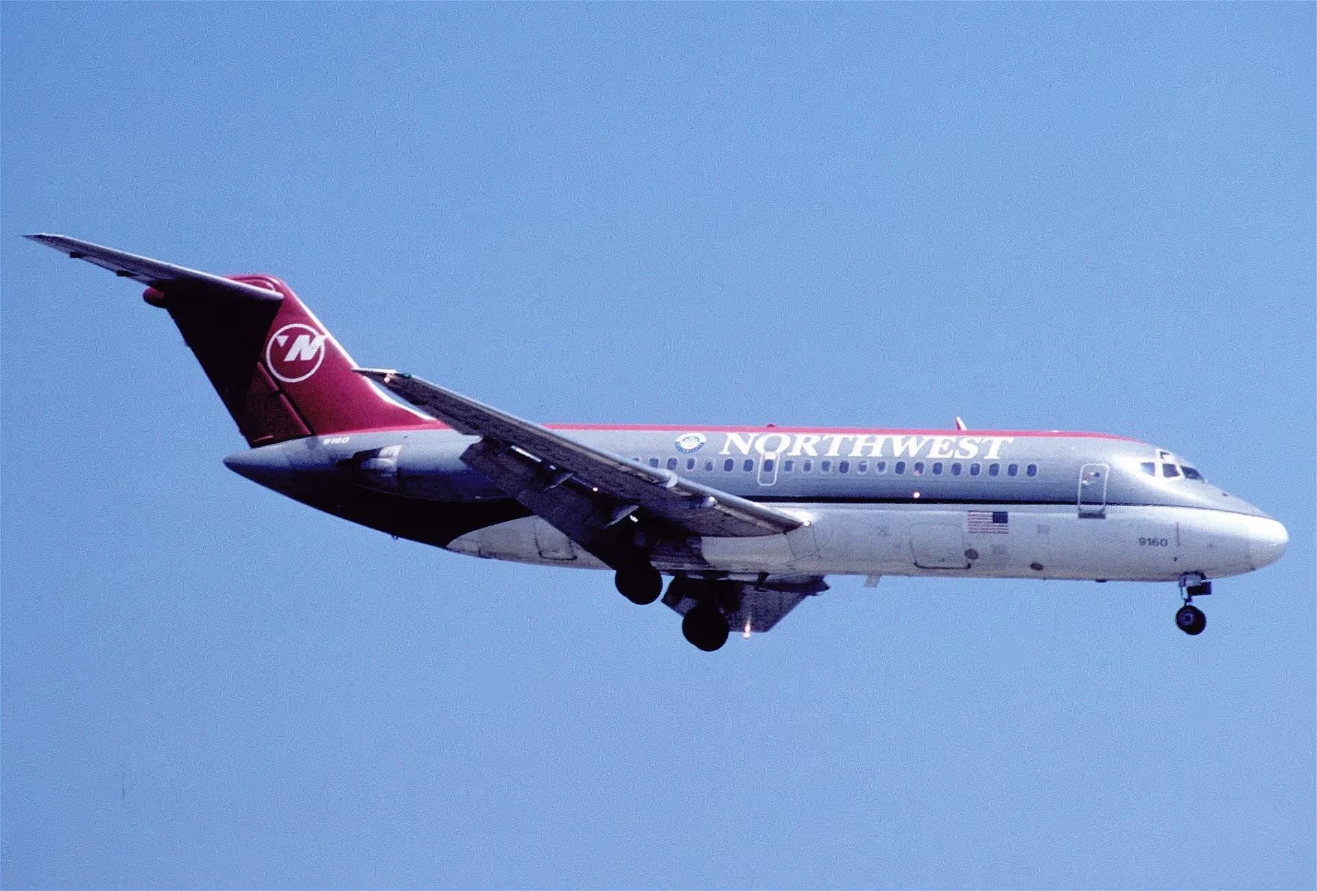 N8903E — Twin-engine aircraft