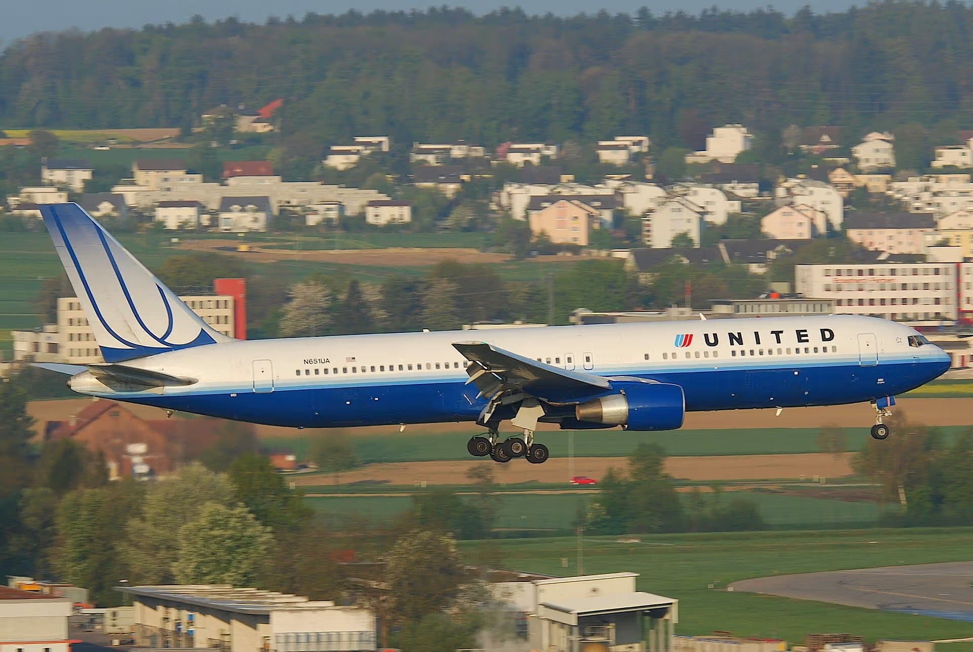 N651UA — Twin-engine aircraft