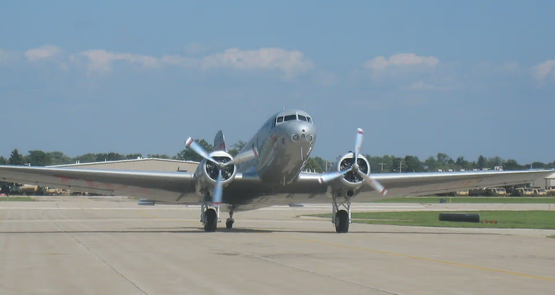 Unidentified — Twin-engine aircraft