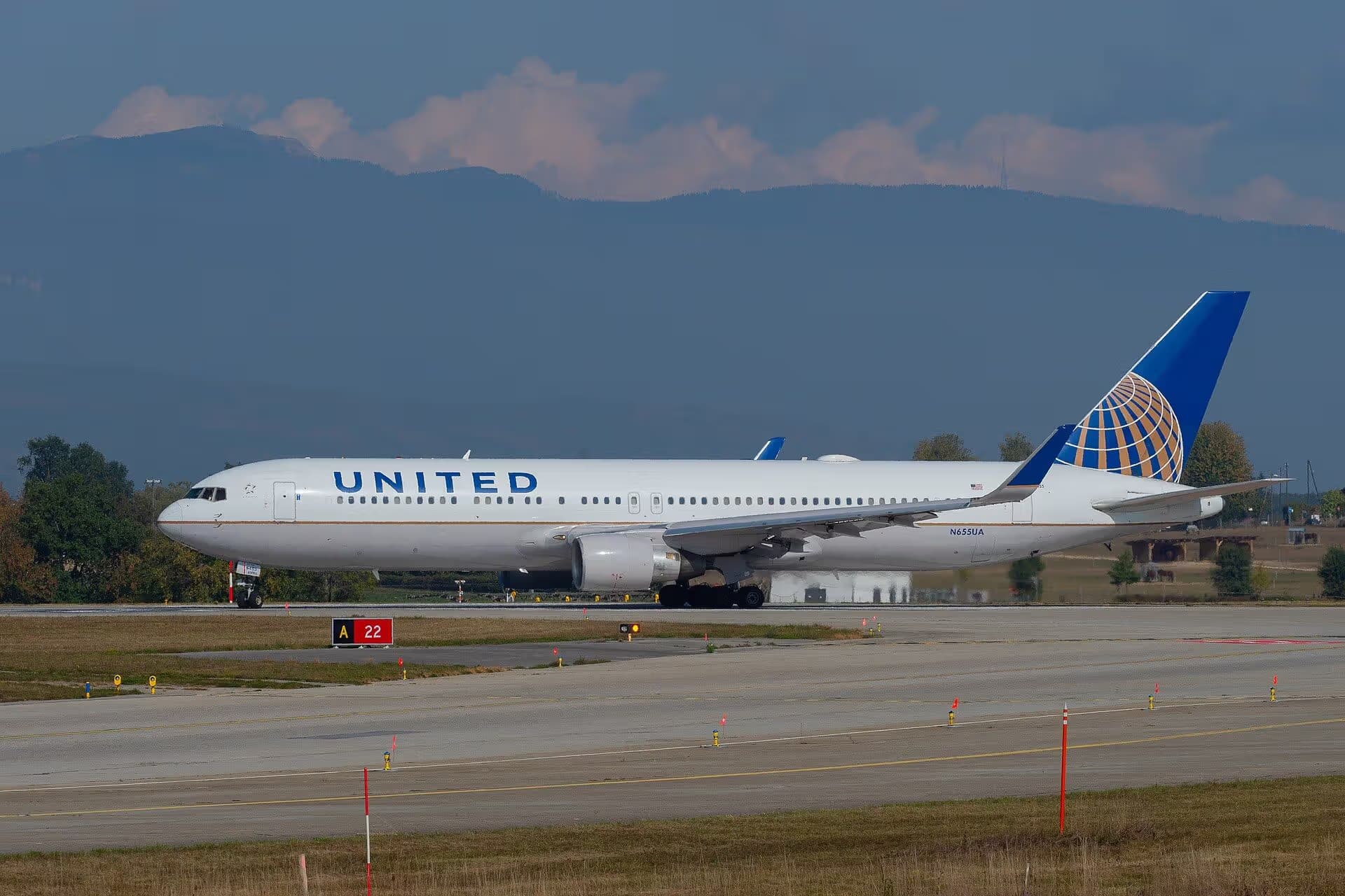 N655UA — Boeing