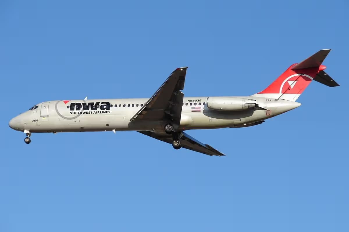 N8933E — Aircraft
