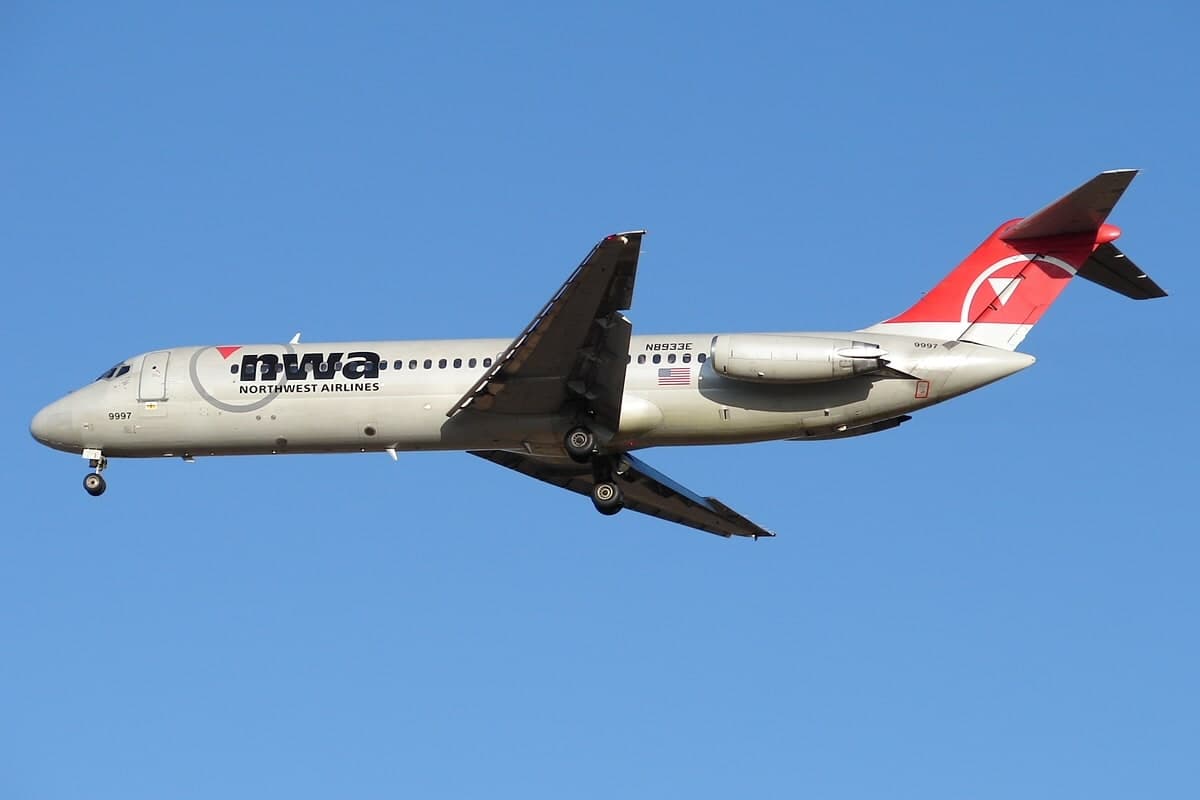 N8933E — Aircraft