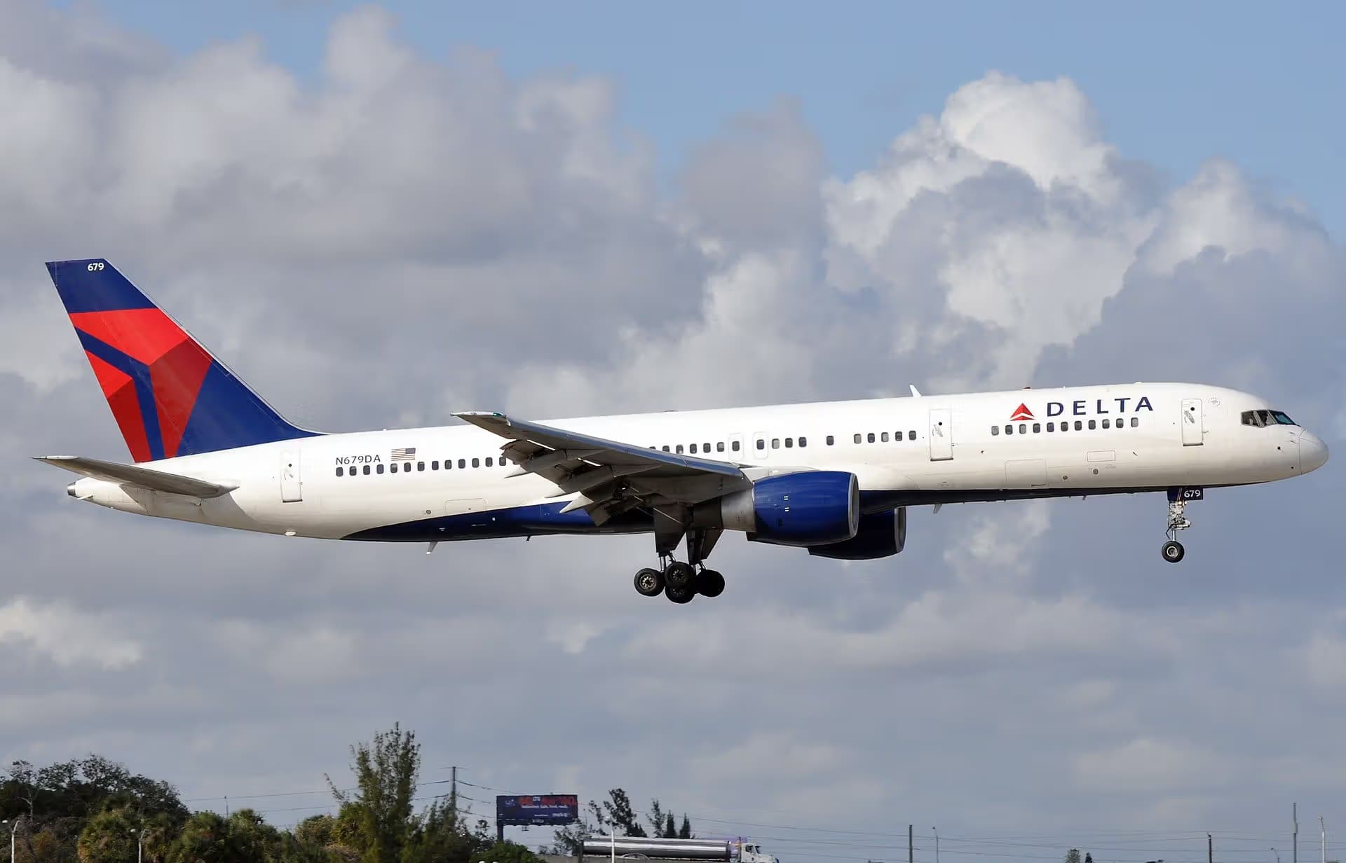 N679DA — Twin-engine aircraft