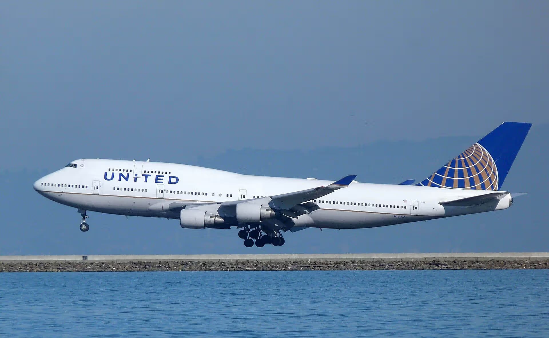 N180UA — Boeing