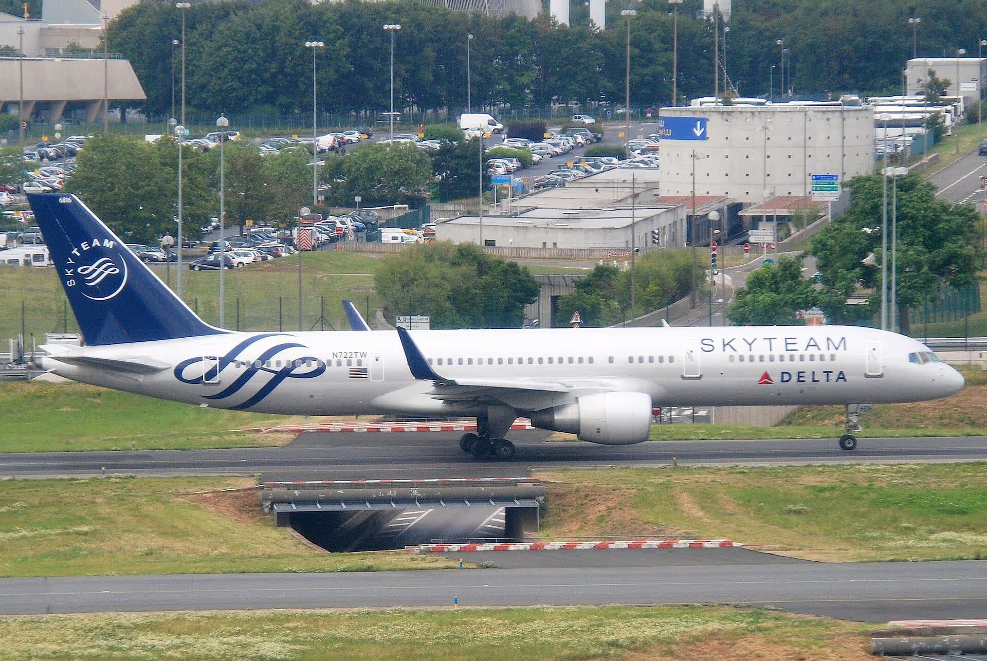 N722TW — Twin-engine aircraft