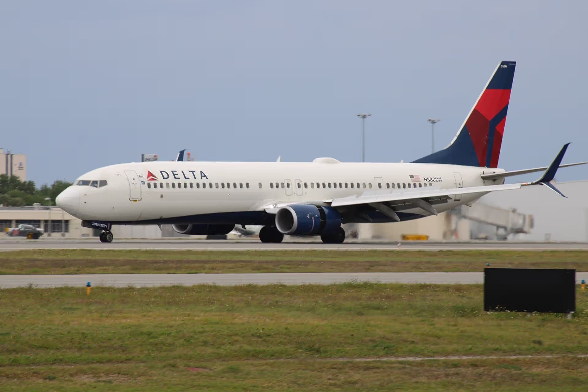 N880DN — Twin-engine aircraft