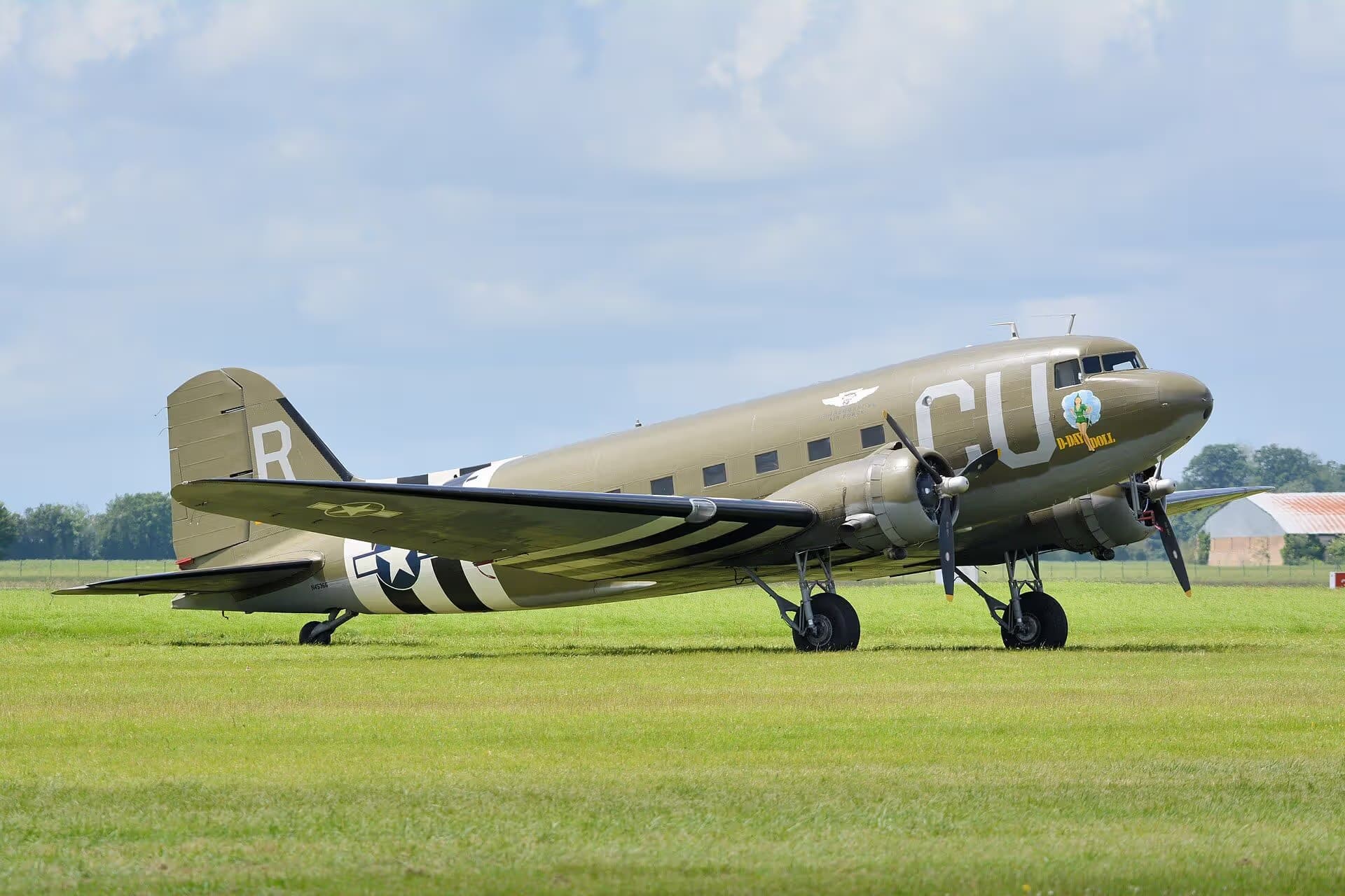 Unidentified — Twin-engine aircraft