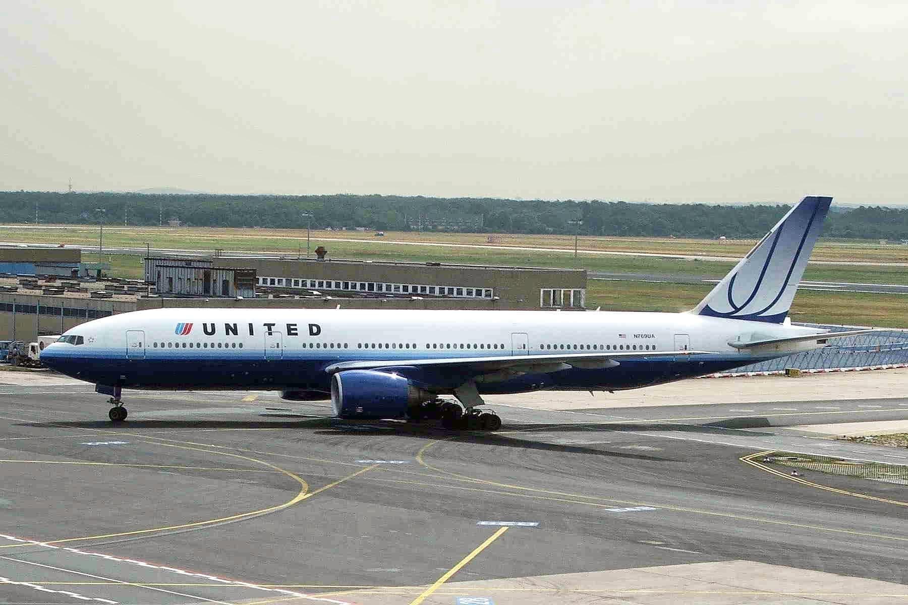 N769UA — Twin-engine aircraft