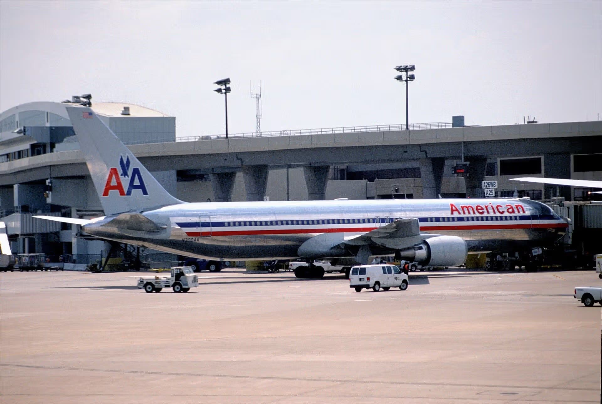 N390AA — Boeing