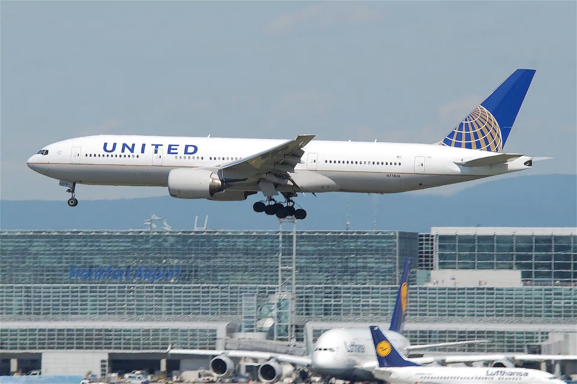N778UA — Twin-engine aircraft