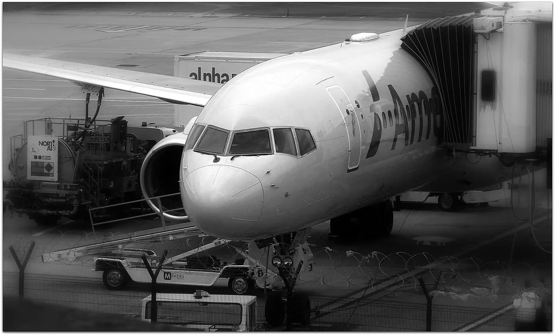 N190AA — Boeing at Manchester Airport