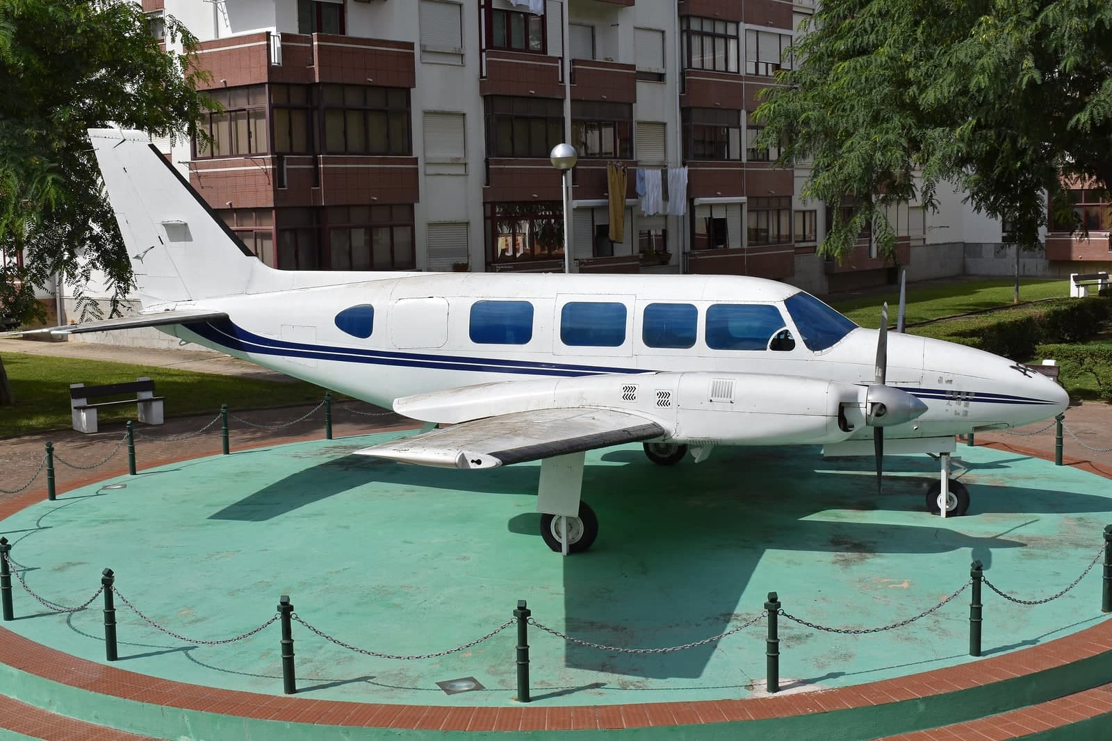 CS-AVM — Twin-engine aircraft