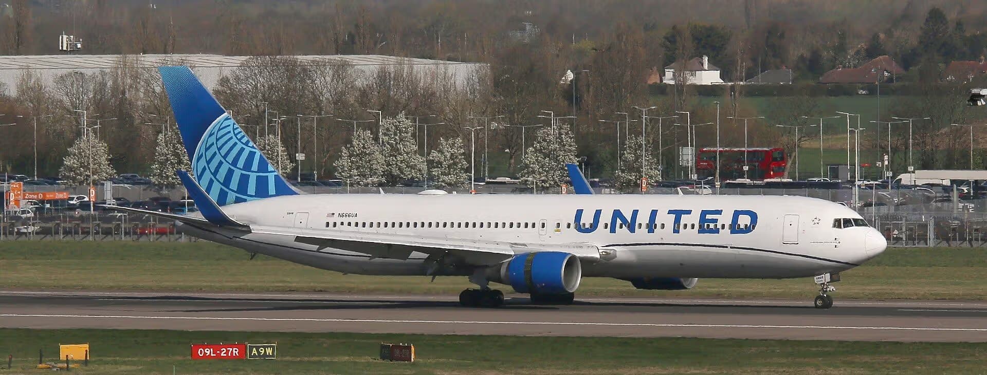 N666UA — Twin-engine aircraft