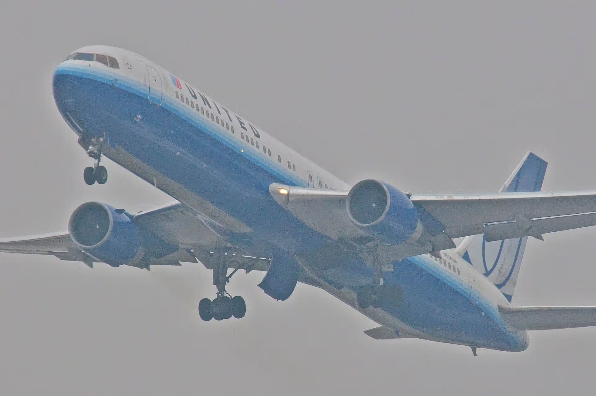 N654UA — Twin-engine aircraft