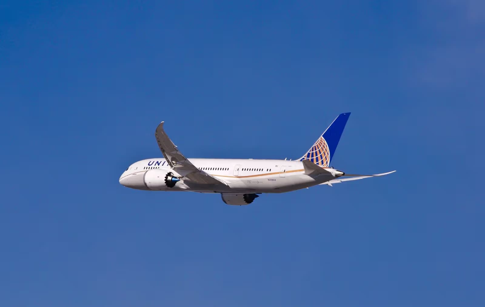 N20904 — Twin-engine aircraft