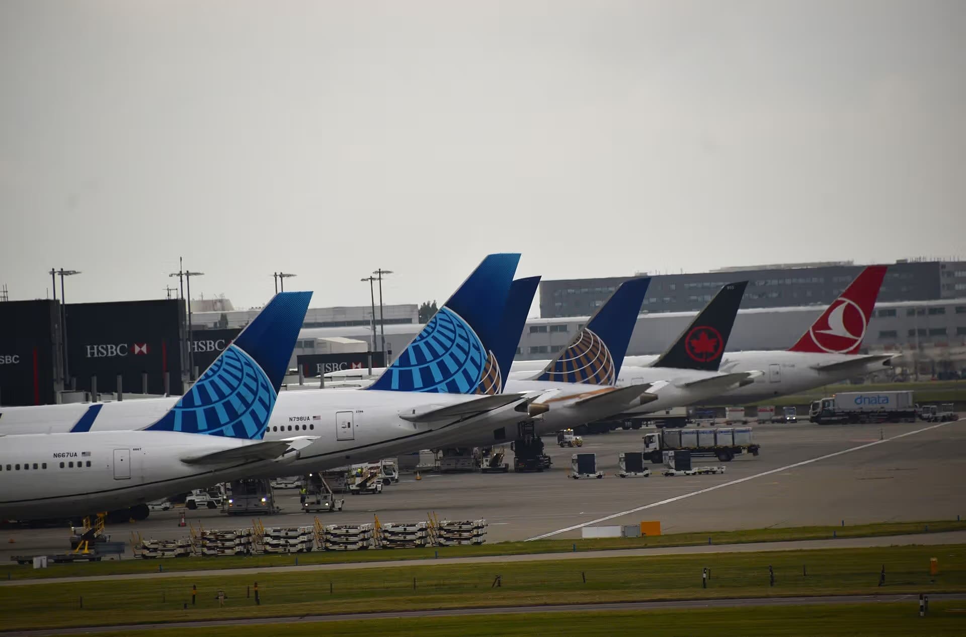 N667UA — Aircraft at Heathrow Airport