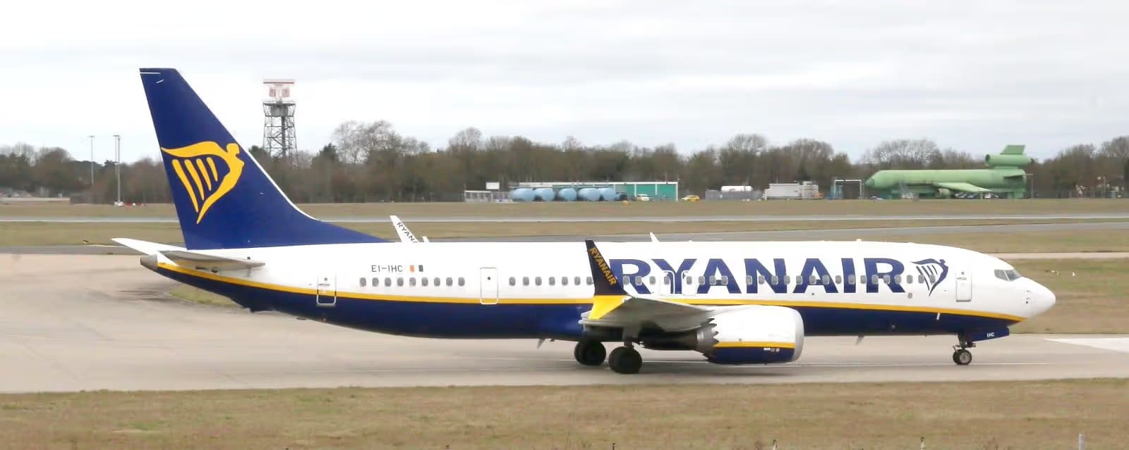 EI-IHC — Twin-engine aircraft