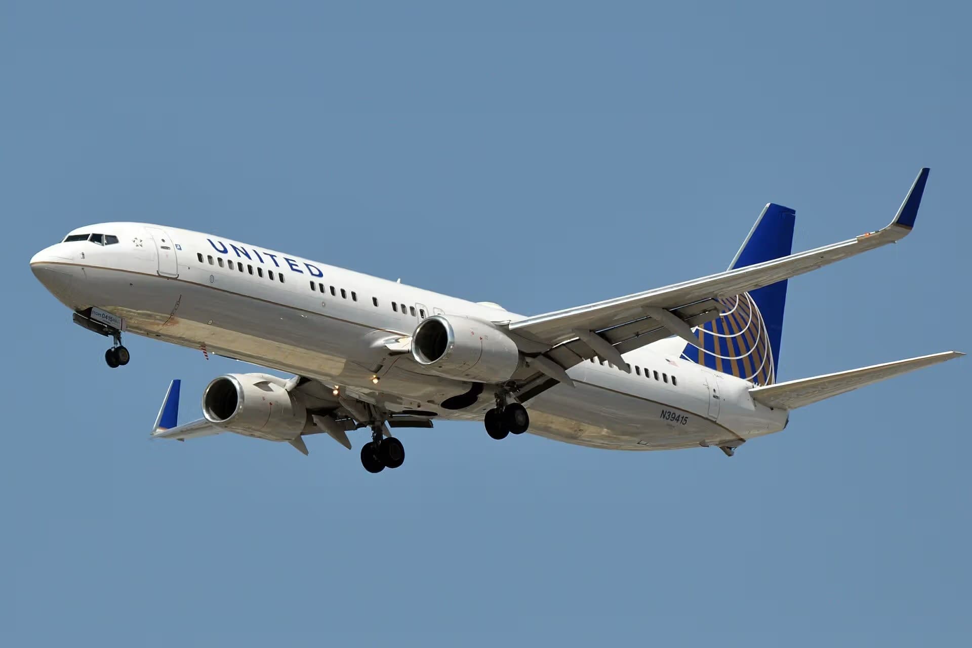 N39415 — Twin-engine aircraft