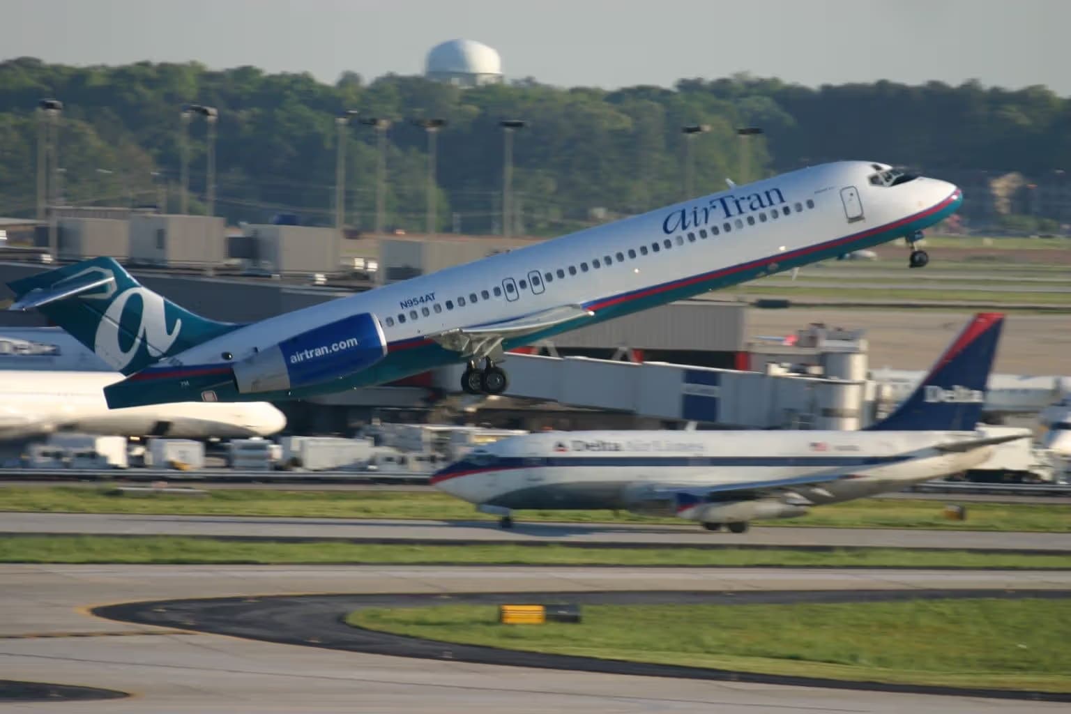 N954AT — Twin-engine aircraft
