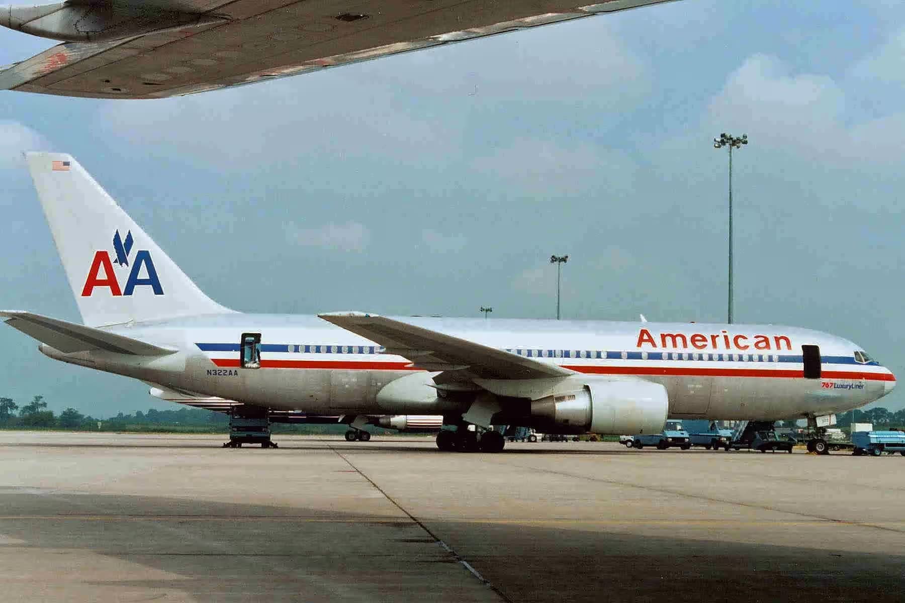 N322AA — Boeing