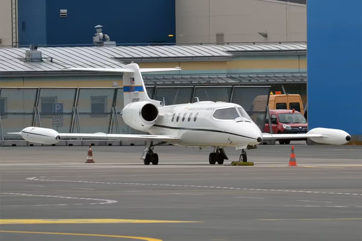 Unidentified — Business jet