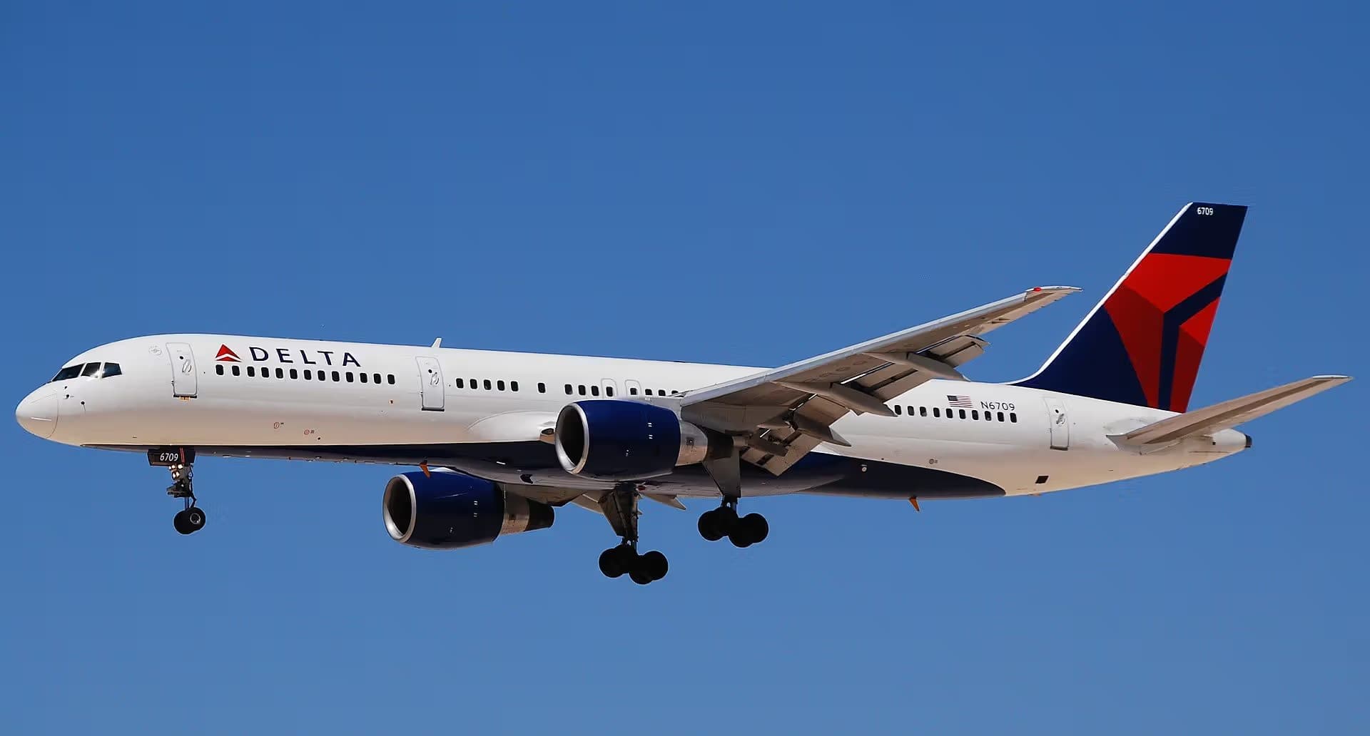 N6709 — Twin-engine aircraft