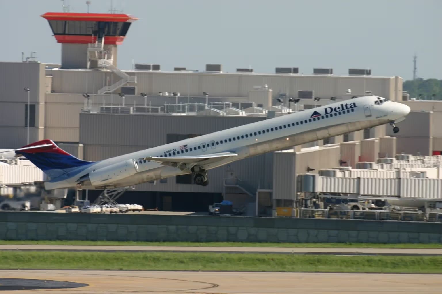 N908DL — Twin-engine aircraft