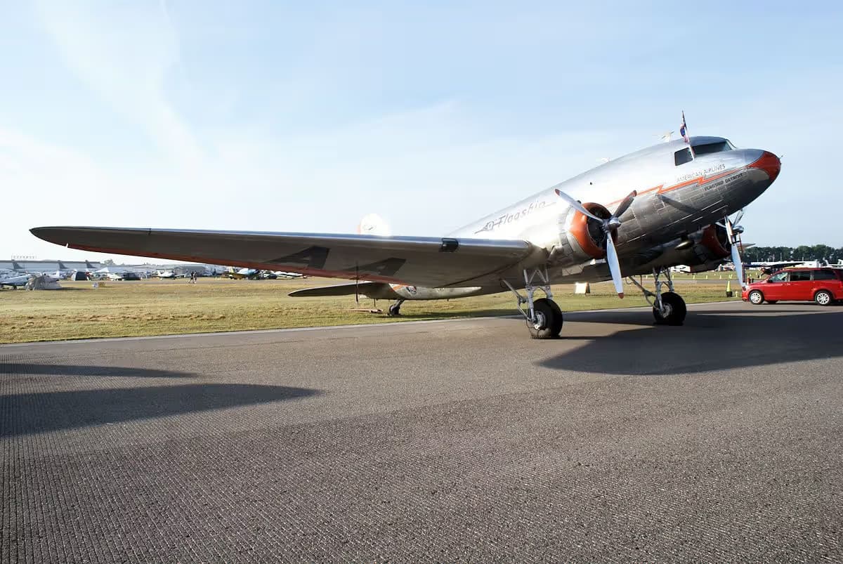 Unidentified — Twin-engine aircraft