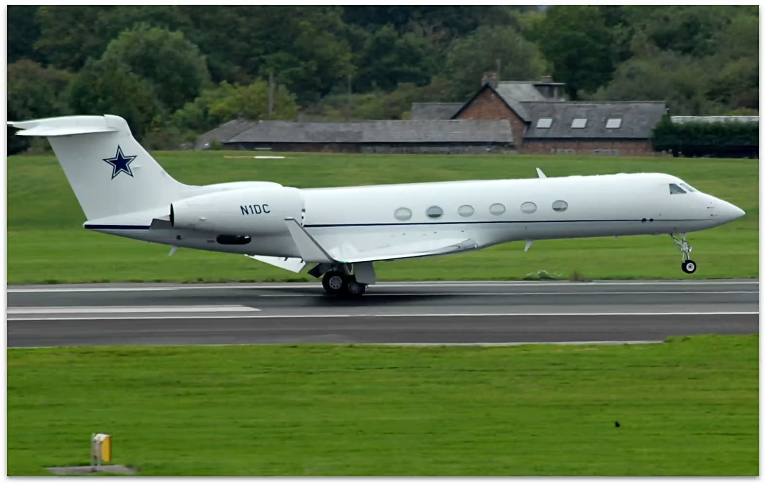 N1DC — Gulfstream at Manchester Airport