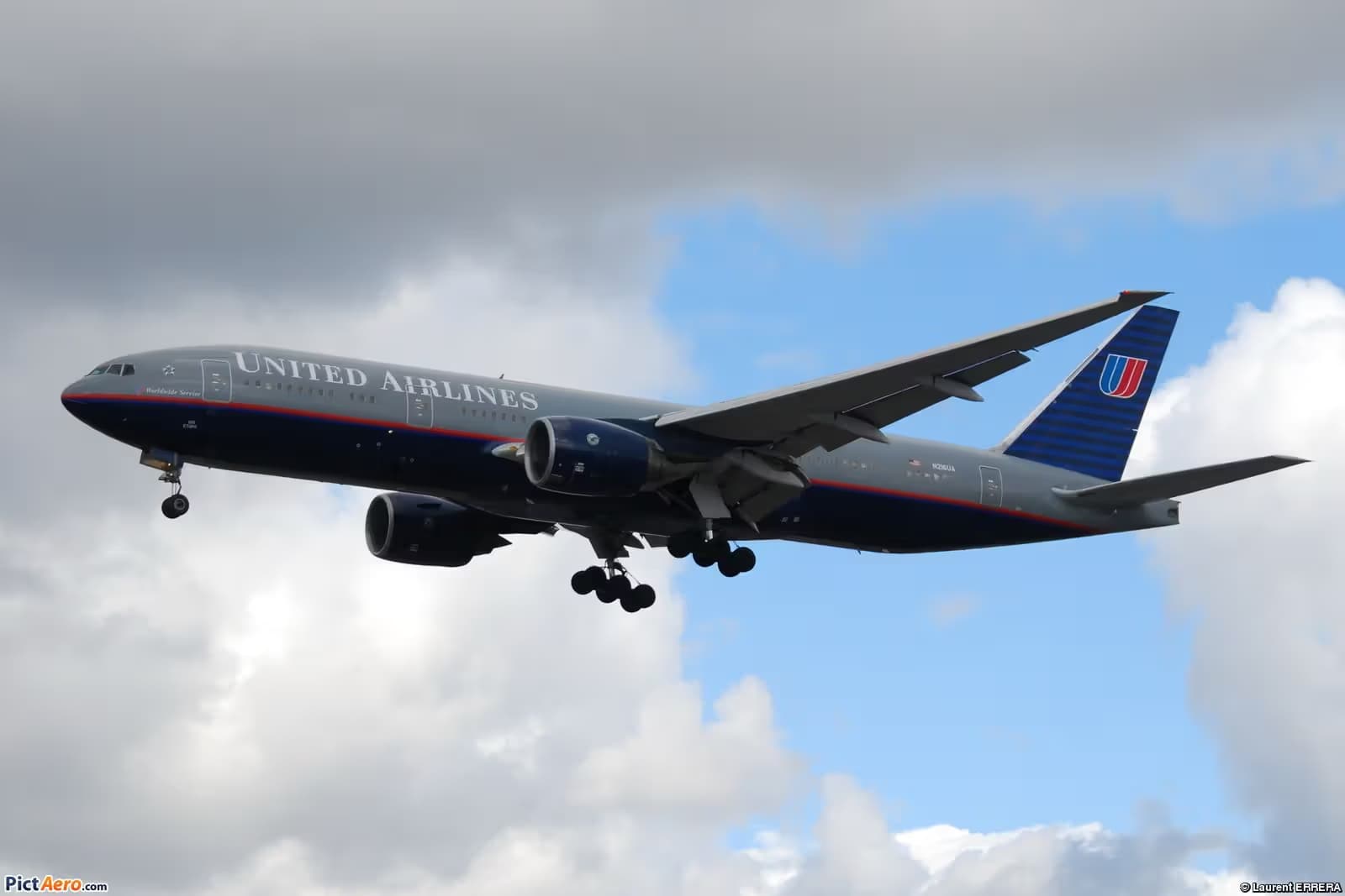 N216UA — Boeing
