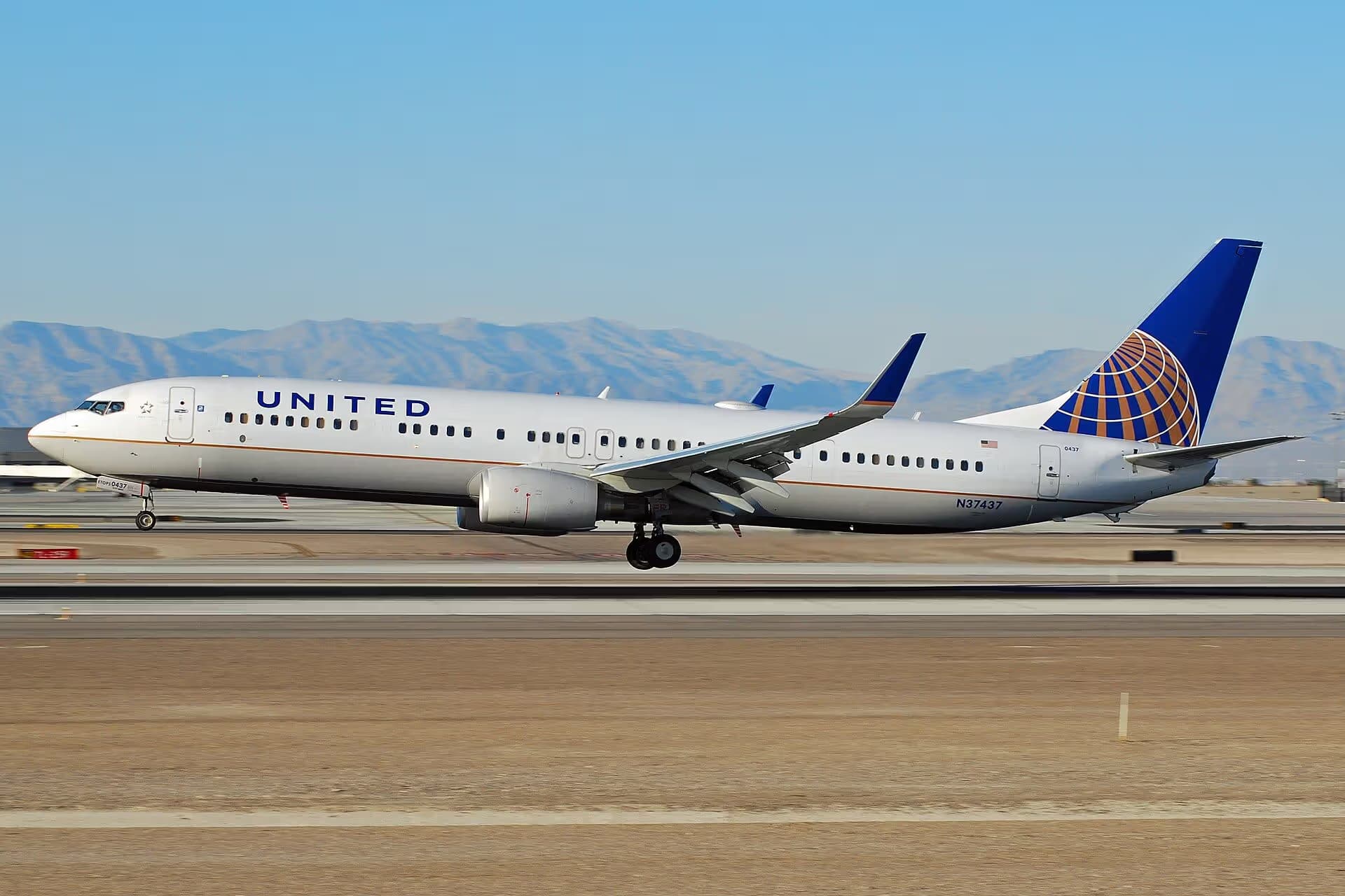 N37437 — Twin-engine aircraft
