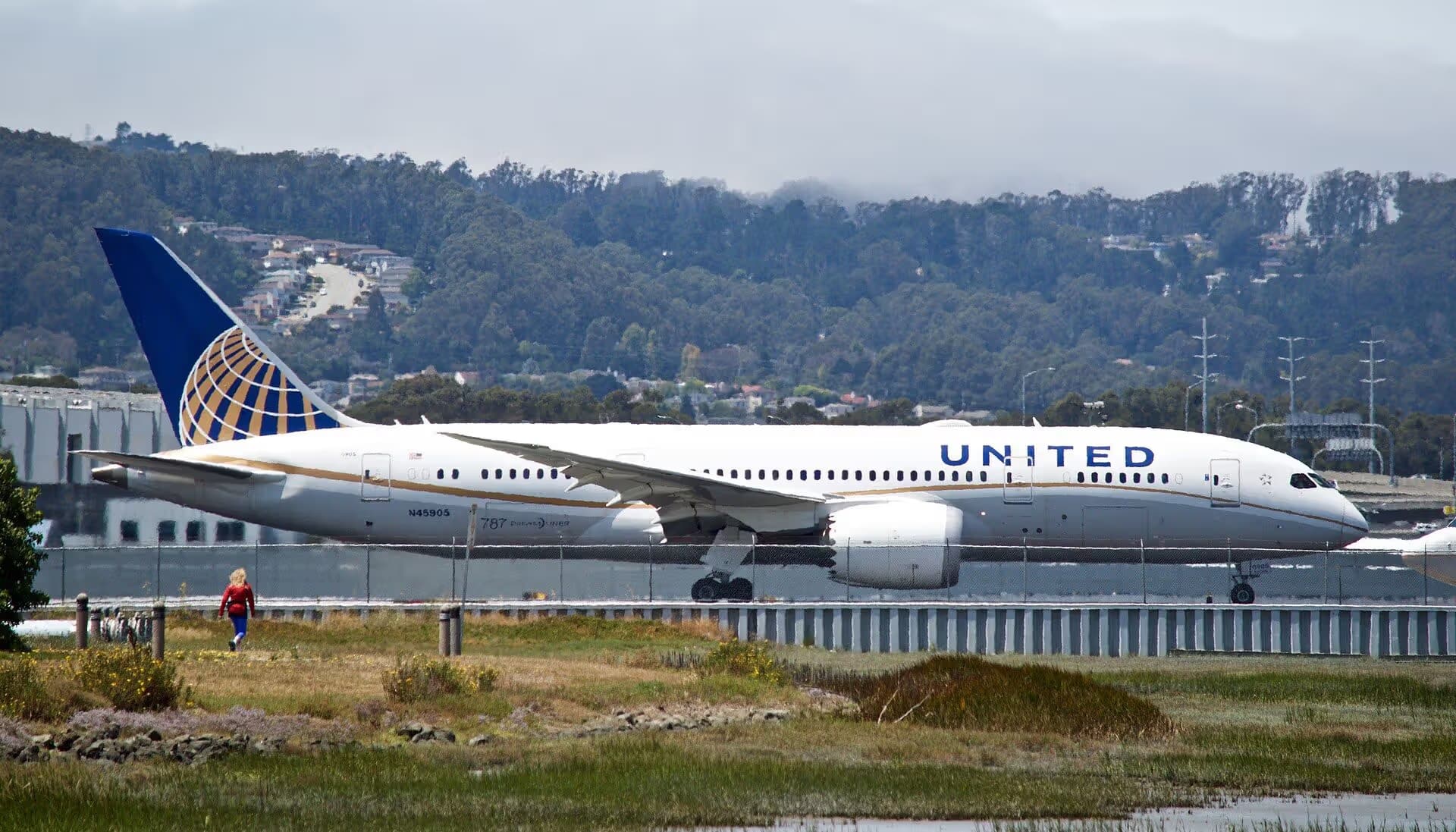 N45905 — Twin-engine aircraft