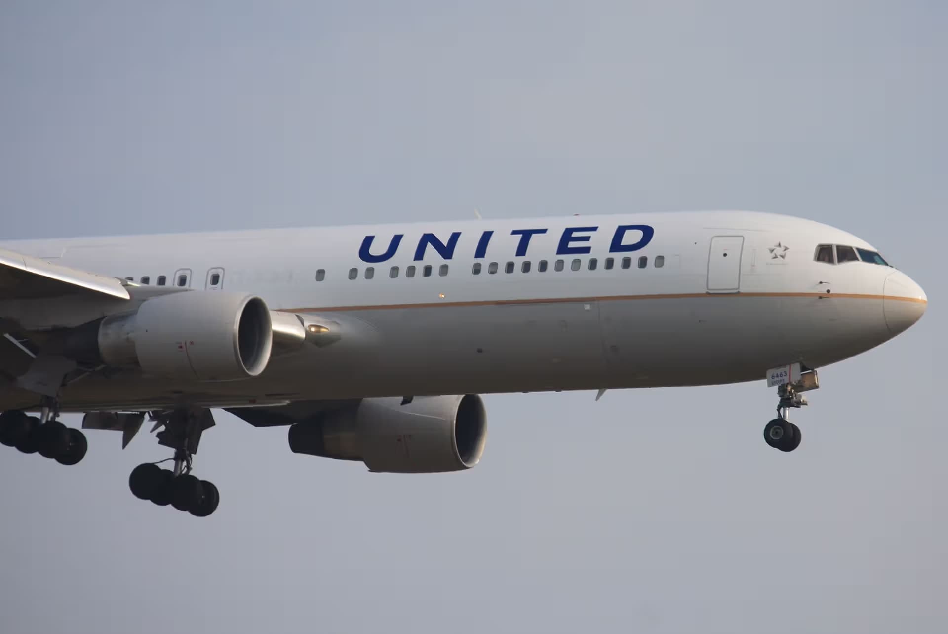 N663UA — Twin-engine aircraft
