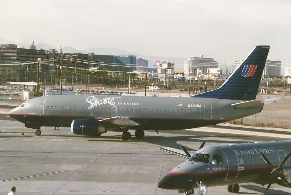N384UA — Twin-engine aircraft