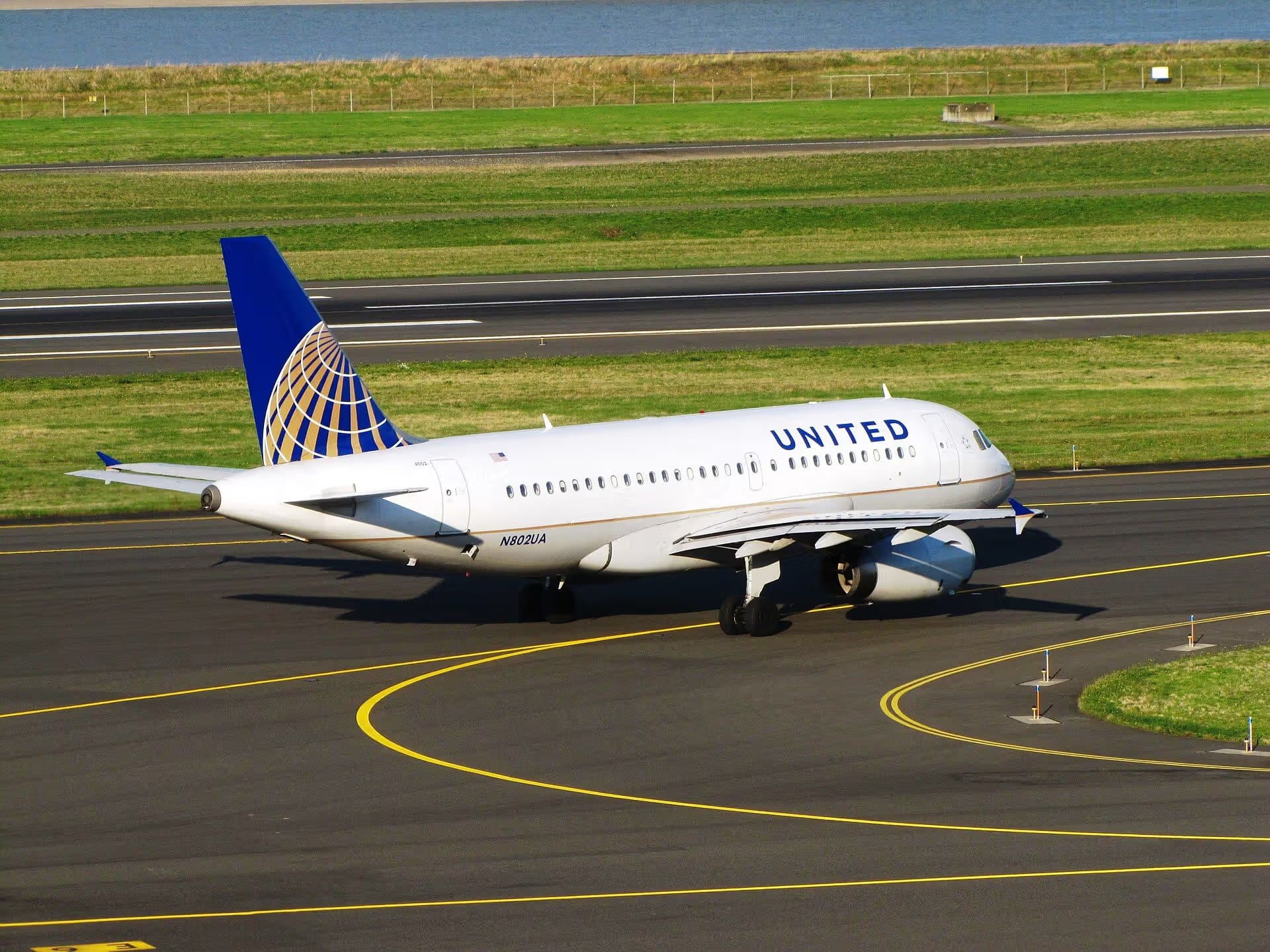 N802UA — Airbus